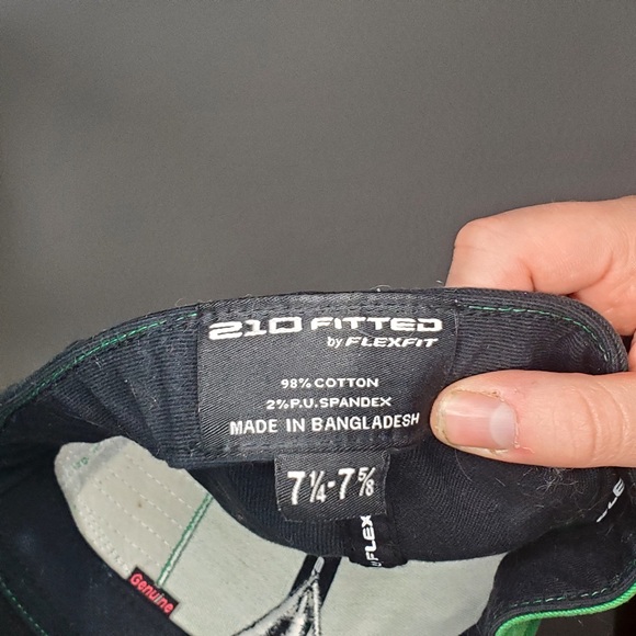 Flexfit Hat Black/ Green Skater Hat - Picture 4 of 4